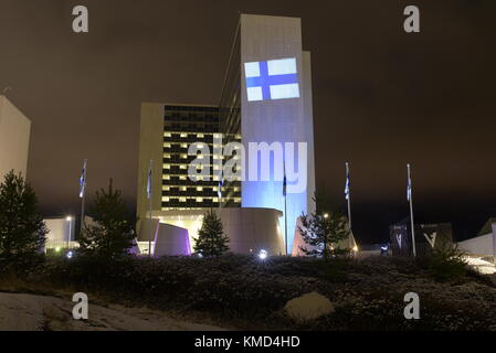 Helsinki, Finnland. 6. Dezember, 2017. Turm meilahti Krankenhaus in speziellen blauen und weißen Farbe Licht und finnische Flagge als Teil der Feier des 100-jährigen Jubiläum der Finnischen Unabhängigkeit eingerichtet. Tower Hospital ist einer der wichtigsten Einheiten in der Helsinki University Hospital. Credit: Mikko Palonkorpi/Alamy Leben Nachrichten. Stockfoto