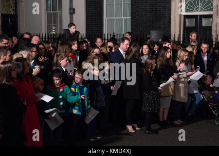 London, Großbritannien. 6 Dez, 2017. Schüler und Eltern erwarten die Ankunft von Premierminister Theresa May die Downing Street Weihnachtsbaum zu Licht. Der Baum wurde von Wales gespendet-basierte Gower frische Weihnachtsbäume, der Verband Züchter der Weihnachtsbaum Winzer des Jahres ausgezeichnet. Es mit Kugeln und Lichtern geschmückt ist und gekrönt mit einem Stern und es ist das erste Mal, dass ein Weihnachtsbaum aus Wales außerhalb 10 Downing Street steht. Credit: Mark kerrison/alamy leben Nachrichten Stockfoto