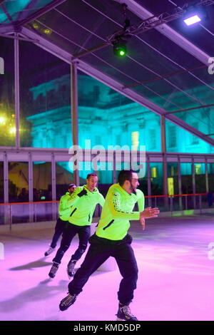 London, Großbritannien. 06 Dez, 2017. Schlittschuhläufer auf der Eisbahn auf der öffnung Nacht des Greenwich Winter Festival in Greenwich College in London. Foto Datum: Mittwoch, 6. Dezember 2017. Credit: Roger Garfield/Alamy leben Nachrichten Stockfoto