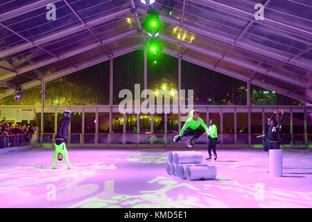 London, Großbritannien. 06 Dez, 2017. Schlittschuhläufer auf der Eisbahn auf der öffnung Nacht des Greenwich Winter Festival in Greenwich College in London. Foto Datum: Mittwoch, 6. Dezember 2017. Credit: Roger Garfield/Alamy leben Nachrichten Stockfoto