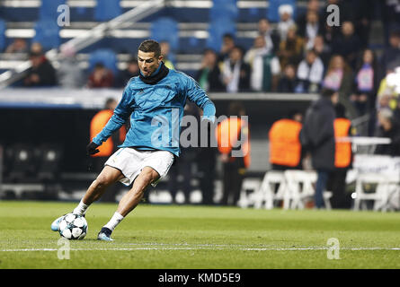 Madrid, Spanien. 6 Dez, 2017. Der Spieler Cristiano Ronaldo während der Warmlaufphase des Teams vor dem Spiel zwischen Real Madrid und Borussia Dortmund im Estadio Santiago Bernabéu. Credit: Manu Reino/SOPA/ZUMA Draht/Alamy leben Nachrichten Stockfoto