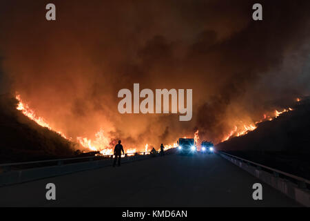 Ventura, USA. 6. Dezember 2017. die Feuerwehrleute kämpfen wildland Fire von Santa Ana Winde in Ventura, Kalifornien, USA. Credit: Kara capaldo/alamy Leben Nachrichten. Stockfoto