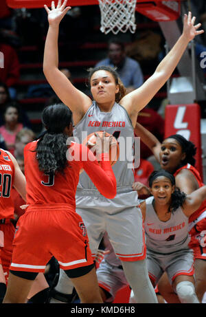 Albuquerque, NM, USA. 6 Dez, 2017. Der UNM #44 Jaisa Nunn verteidigt gegen #3's Texas Tech Lyndsey Whilby. Mittwoch, 04.12., 06., 2017. Quelle: Jim Thompson/Albuquerque Journal/ZUMA Draht/Alamy leben Nachrichten Stockfoto