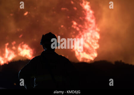 Ventura, USA. 6. Dezember 2017. die Feuerwehrleute kämpfen wildland Fire von Santa Ana Winde in Ventura, Kalifornien, USA. Credit: Kara capaldo/alamy Leben Nachrichten. Stockfoto