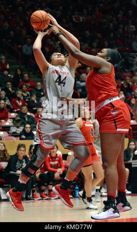 Albuquerque, NM, USA. 6 Dez, 2017. Der UNM #44 Jaisa Nunn ist der Schuß gegen #1 Texas Tech Erin Degarte. Mittwoch, 04.12., 06., 2017. Quelle: Jim Thompson/Albuquerque Journal/ZUMA Draht/Alamy leben Nachrichten Stockfoto