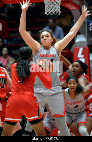 Albuquerque, NM, USA. 6 Dez, 2017. Der UNM #44 Jaisa Nunn verteidigt gegen #3's Texas Tech Lyndsey Whilby. Mittwoch, 04.12., 06., 2017. Quelle: Jim Thompson/Albuquerque Journal/ZUMA Draht/Alamy leben Nachrichten Stockfoto