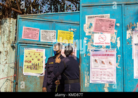 Hetauda, Nepal. 7. Dezember 2017. Polizisten bewachen den Eingang eines Wahllokals an hetauda während des ersten Parlaments- und Provinzwahlen Wahl nach der Umsetzung der neuen Verfassung Nepals 2015. Stockfoto