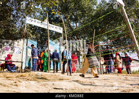 Hetauda, Nepal. Dezember 2017. Die Öffentlichkeit tritt bei den ersten Parlaments- und Provinzwahlen nach der Umsetzung der neuen Verfassung Nepals 2015 in eine Wahlstation in Hetauda ein. Stockfoto