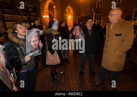 Dezember 2017 – London, Großbritannien. Dezember 2017. Klassenkrieg bringt Plakate zu den Protesten vor dem Treffen des Kensington & Chelsea council in der Kensington Town Hall und fragt Shere ist das in Ungnade gefallene ratsmitglied Rock Feilding-Mellen. Der Protest forderte Antworten und Maßnahmen vom rat, fast sechs Monate nach dem katastrophalen Brand auf dem Grenfell Tower. Der Protest verurteilte das Versäumnis des rates, angemessen auf die Bedürfnisse der von dem Brand betroffenen Personen einzugehen, und insbesondere, dass so wenige wieder untergebracht wurden und einige ganze Familien noch in einem kleinen Hotelzimmer untergebracht waren. Die Demonstranten fordern das alles Stockfoto