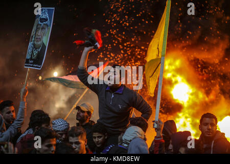 Gaza-Stadt, Gaza. Dezember 2017. Palästinenser verbrennen Reifen, als sie an einem Protest gegen US-Präsident Trump und seiner Entscheidung teilnehmen, Jerusalem als Hauptstadt Israels in Gaza-Stadt, Gaza, am 6. Dezember 2017 anzuerkennen. Quelle: Wissam Nassar/dpa/Alamy Live News Stockfoto