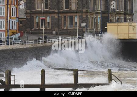 Aberystwyth Wales uk, uk Wetter Donnerstag, 07. Dezember 2017: Der südliche Rand der Sturm Caroline, mit Winde, die zwischen 40 und 60 mph, riesige Wellen bringt Absturz ins Meer Abwehr in Aberystwyth, Ceredigion, West Wales uk. sehr kalt und winterlich das Wetter für die nächsten Tage prognostiziert wird, mit viel Schnee und eisigen Bedingungen aus dem Norden ausbreitet. Met Office 'Warnungen gelb" ausgestellt worden sind, und es besteht die Gefahr der Unterbrechung in vielen Bereichen Foto © Keith Morris/alamy live Nachrichten reisen Stockfoto