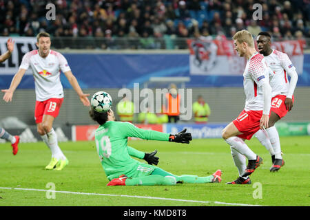 Leipzig, Deutschland. Dezember 2017. Der Leipziger Timo Werner trifft am 6. Dezember 2017 in der Red Bull Arena in Leipzig beim Champions-League-Fußballspiel zwischen RB Leipzig und Besiktas Istanbul an Istanbuls Torhüterin Tolga Zengin vorbei. Die Punktzahl war jedoch nicht erlaubt. Quelle: Jan Woitas/dpa-Zentralbild/dpa/Alamy Live News Stockfoto