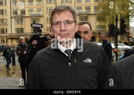 London, Vereinigtes Königreich. Dezember 2017. Der stellvertretende Chief Constable Marcus Beale, der der Polizei der West Midlands angehört wurde, wurde von seinem juristischen Team aufgefordert, vor dem Westminster Magistrates' Court zu erscheinen. Die Vorladung bezieht sich auf eine Untersuchung des mutmaßlichen Versäumnisses, sensible Dokumente zu schützen, nachdem Gegenstände aus einem nicht gekennzeichneten Polizeiauto im Mai 2017 gestohlen wurden. Quelle: Peter Manning/Alamy Live News Stockfoto