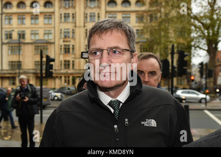 London, Vereinigtes Königreich. Dezember 2017. Der stellvertretende Chief Constable Marcus Beale, der der Polizei der West Midlands angehört wurde, wurde von seinem juristischen Team aufgefordert, vor dem Westminster Magistrates' Court zu erscheinen. Die Vorladung bezieht sich auf eine Untersuchung des mutmaßlichen Versäumnisses, sensible Dokumente zu schützen, nachdem Gegenstände aus einem nicht gekennzeichneten Polizeiauto im Mai 2017 gestohlen wurden. Quelle: Peter Manning/Alamy Live News Stockfoto