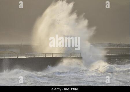 Aberystwyth Wales Großbritannien, Donnerstag, 07. Dezember 2017 Großbritannien Wetter: Der südliche Rand des Sturms Caroline, mit Windböen zwischen 40 und 60 mph, bringt riesige Wellen in die Verteidigung des Meeres in Aberystwyth, Ceredigion, West Wales Großbritannien. Für die kommenden Tage wird sehr kaltes und winterlich Wetter prognostiziert, mit starkem Schnee und eisigen Bedingungen, die sich vom Norden her ausbreiten. Met Office ‘gelbe’ Warnungen wurden ausgegeben, und es besteht die Gefahr, dass Reisen in vielen Gebieten unterbrochen werden. Foto © Keith Morris/ Alamy Live News Stockfoto