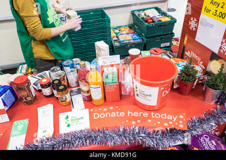 Nachbarschaft Food Collection wird einmal im Jahr in allen Tesco Stores in Partnerschaft mit der trussell Vertrauen statt. Food Collection, Carmarthen, Wales, Großbritannien, Großbritannien Stockfoto