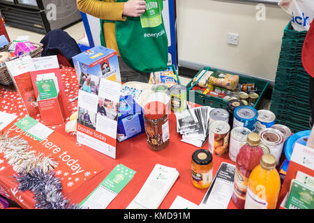 Nachbarschaft Food Collection wird einmal im Jahr in allen Tesco Stores in Partnerschaft mit der trussell Vertrauen statt. Food Collection, Carmarthen, Wales, Großbritannien, Großbritannien Stockfoto