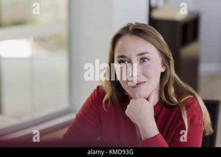 Aufmerksam zuhören in Meeting Geschäftsfrau Stockfoto