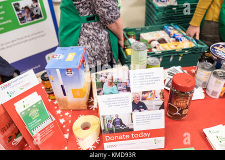 Nachbarschaft Food Collection wird einmal im Jahr in allen Tesco Stores in Partnerschaft mit der trussell Vertrauen statt. Food Collection, Carmarthen, Wales, Großbritannien, Großbritannien Stockfoto