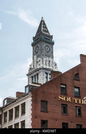 Blick auf die historische Custom House Wolkenkratzer Clock Tower in der Skyline von Boston, Massachusetts, USA Stockfoto