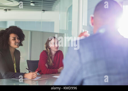 Aufmerksame Geschäftsfrauen im Konferenzraum treffen hören Stockfoto
