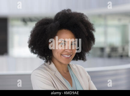 Portrait lächelnd, selbstbewusste Geschäftsfrau Stockfoto