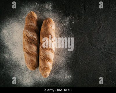 Zwei ganze hausgemachte Buchweizen Brot Brot, Ansicht von oben Stockfoto