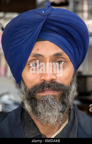 Portrait von bärtigen Punjabi sikh Mann mit Turban an Kamera suchen Stockfoto