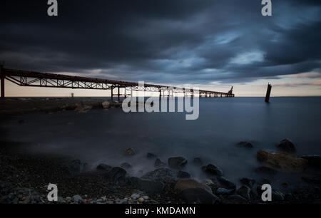 Marine mit Steg in einer dramatischen bewölkter Sonnenuntergang bei xeros Bereich im Norden von Zypern Stockfoto