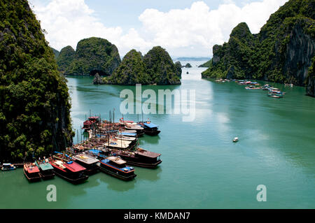 Touristische boote in der Halong Bucht in Vietnam, Asien Stockfoto