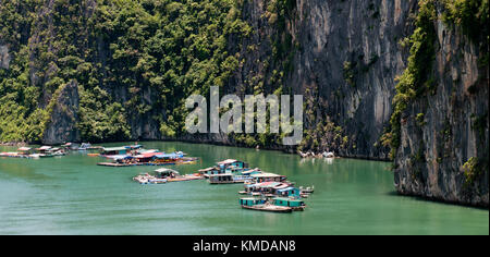 Schwimmende Dörfer am berühmten Halong Bucht, Golf von Tonkin vietnam Asien Stockfoto