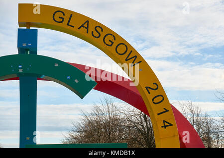 Glasgow, UK, 1. Dezember 2017: Eine Kunst, die Statue in der beliebten Glasgow Green Park der Commowealth Spiele, die Glasgow erfolgreich o zu feiern. Stockfoto