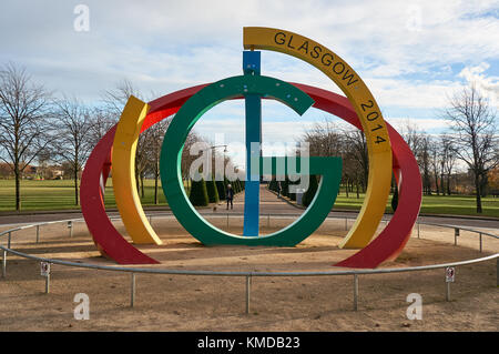 Glasgow, UK, 1. Dezember 2017: Eine Kunst, die Statue in der beliebten Glasgow Green Park der Commowealth Spiele, die Glasgow erfolgreich o zu feiern. Stockfoto