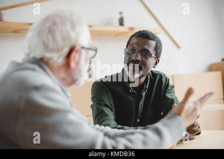 Ältere Freunde in Diskussion Stockfoto