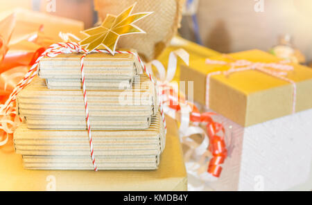 Vielfalt der Erde Ton eingepackten Geschenke auf Tisch Stockfoto