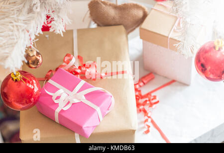 Selbstgemachte Weihnachtsgeschenk Boxen unter Christbaumschmuck Stockfoto