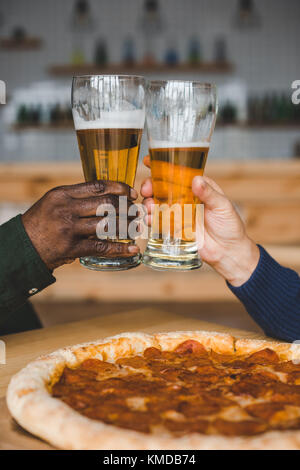 Freunde klirren Gläser Bier Stockfoto