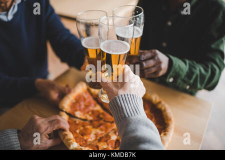 Freunde klirren Gläser Bier Stockfoto