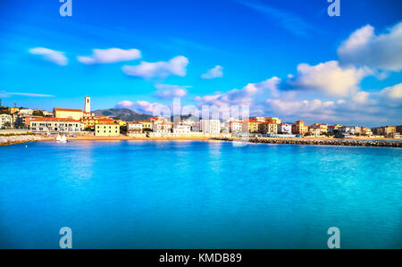 San Vincenzo Strand und Meer Panoramablick. Meer Reiseziel, Toskana, Italien. langen Belichtungszeit. Stockfoto