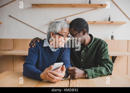 Ältere Männer umarmen Stockfoto