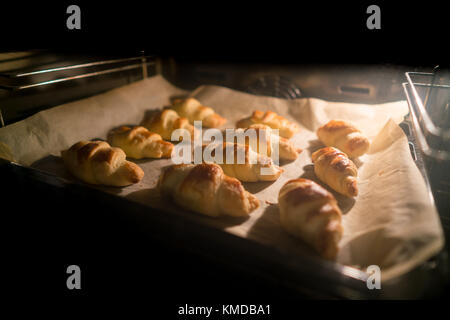 Croissants werden im Ofen gebacken Stockfoto