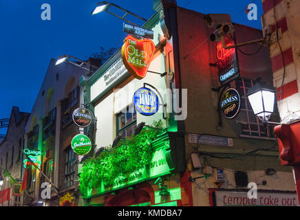 Temple Bar Bereich Pub Schilder Dublin Irland Stockfoto
