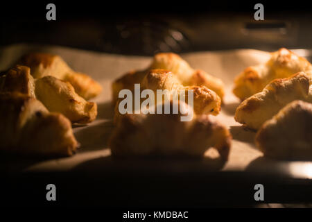 Croissants werden im Ofen gebacken Stockfoto