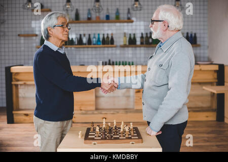 Ältere Männer Schach spielen Stockfoto