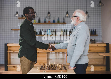 Ältere Männer Schach spielen Stockfoto