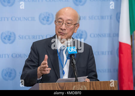 New York, Vereinigte Staaten. 05 Dez, 2017. nach Abschluss der Klausurtagung der Sicherheitsrat der Vereinten Nationen Konsultationen über Jemen und Syrien, japanisch Ständiger Vertreter bei den UN-Botschafter koro bessho gesehen ist eine Aussage, die im Sicherheitsrat Stake-out am UN-Hauptquartier. Credit: Albin lohr - Jones/Pacific Press/alamy leben Nachrichten Stockfoto