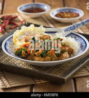 Thai basil Huhn. Pad kra-pao Gai. Thailand Essen Stockfoto
