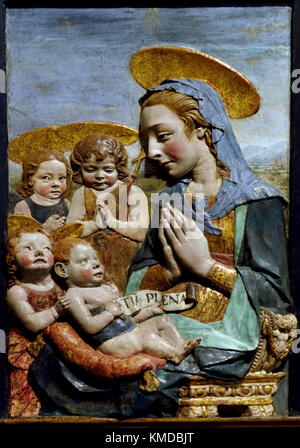 Madonna con Bambino (San Giovannino e aufgrund Angeli) Madonna mit Kind (Hl. Johannes und zwei Engel) 1470 Antonio Rossellino 15. Jahrhundert Nationalmuseum Bargello, das Bargello, Palazzo del Bargello, Florenz, Italien. Stockfoto