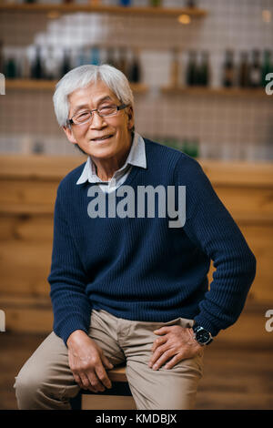 Senior asiatischer Mann in bar Stockfoto