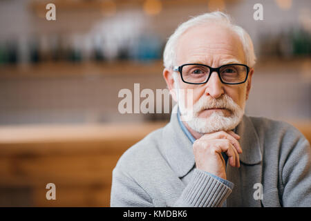 nachdenklicher Mann senior Stockfoto